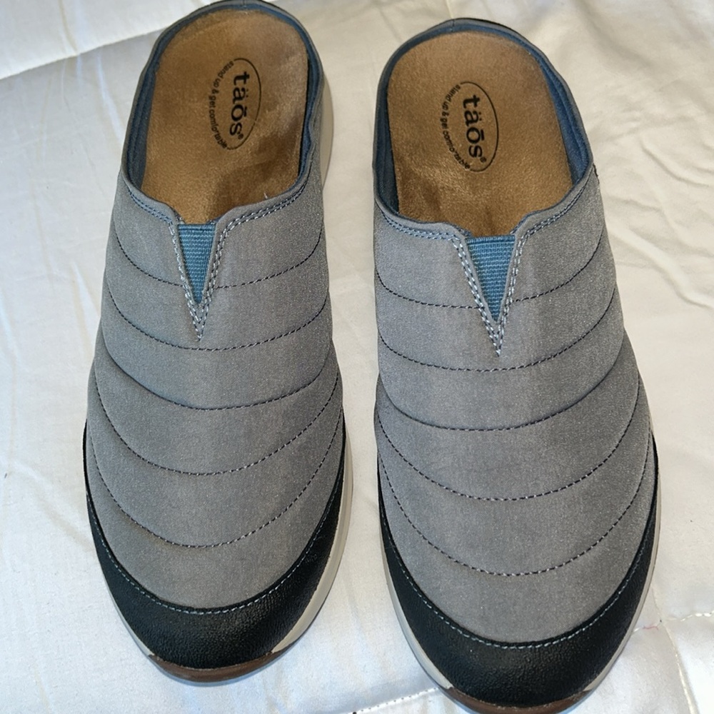 Taos Women’s Grey/Blue Slip-On RIGHT ON Clogs, Size 11M